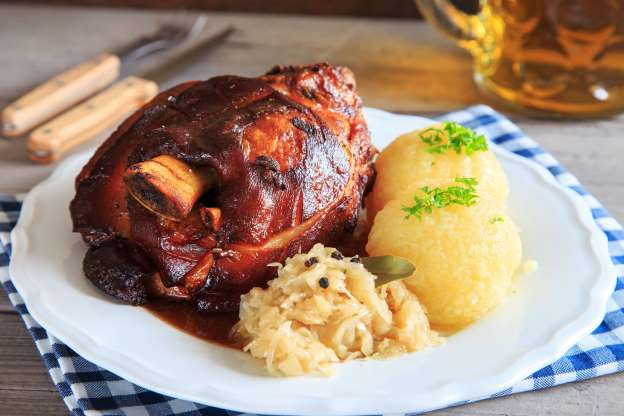 Schweinebraten (Đức): Đây là món thịt lợn nướng ăn nóng với bắp cải và khoai tây nghiền được viên lại. Nước sốt được nấu từ nước dùng và bia đen.