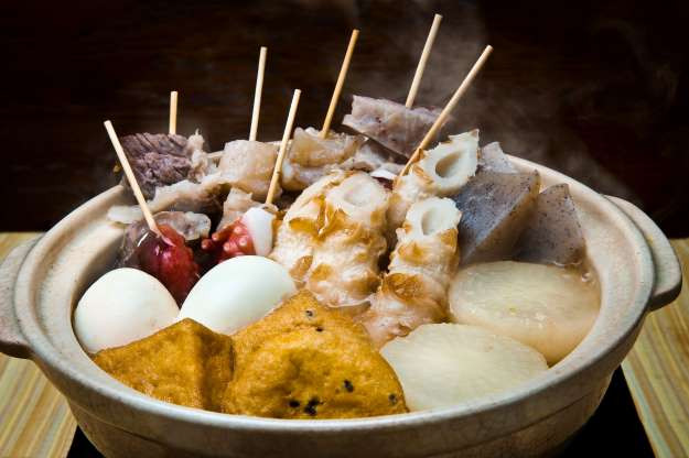 Oden (Nhật Bản): Món lẩu Nhật Bản này khá hấp dẫn trong mùa đông. Nó bao gồm trứng luộc, daikon, konjac, bánh cá, rau, thịt và nước dùng dashi. Ảnh: Getty.
