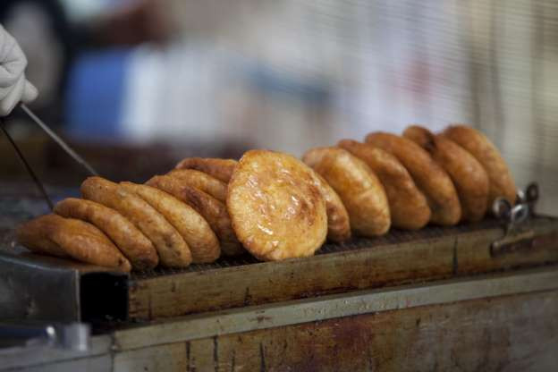 Hotteok (Hàn Quốc): Đây là lựa chọn hàng đầu của người dân địa phương để giúp tránh cái lạnh trong mùa đông. Món ăn này được làm từ bột mì với một hỗn hợp ngọt (chứa đường nâu, mật ong, đậu phộng xắt nhỏ và quế) và chiên trước khi được phục vụ trong một cốc giấy.