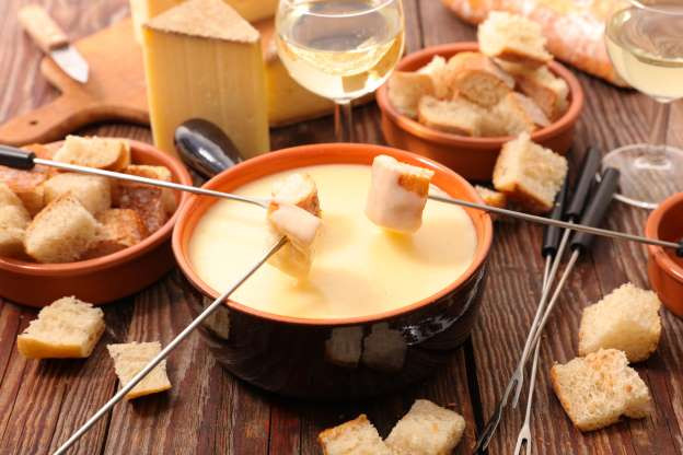Fondue (Thụy Sĩ): Món ăn nóng hổi này có bánh mì giòn và sốt phô mai gooey thường được ăn trong những đêm lạnh. Theo truyền thống, Món này được ăn kèm với trà hoặc rượu vang trắng để giúp dễ tiêu hóa.