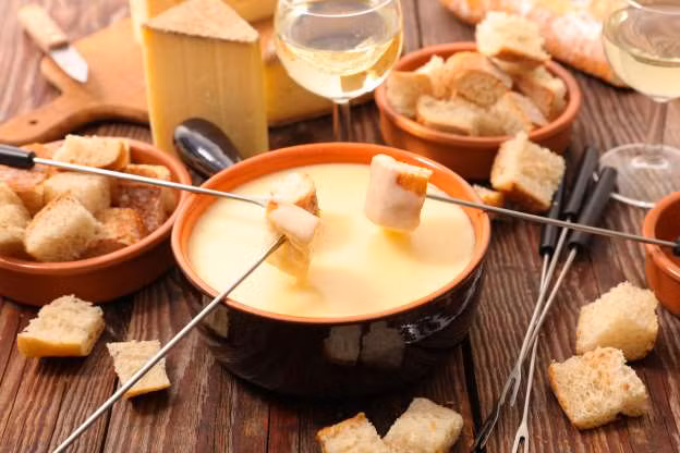 Fondue (Thụy Sĩ): Món ăn nóng hổi này có bánh mì giòn và sốt phô mai gooey thường được ăn trong những đêm lạnh. Theo truyền thống, Món này được ăn kèm với trà hoặc rượu vang trắng để giúp dễ tiêu hóa.