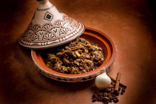 Tagine (Ma-rốc): Món hầm này được làm từ thịt, rau hoặc trái cây và được ăn kèm với bánh mì. Món ăn thường được bày biện trong một cái nồi có nắp hình nón.