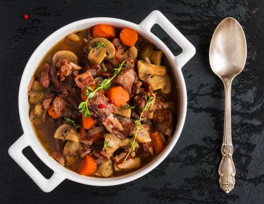 Boeuf bourguignon (Pháp): Đó là món hầm được chế biến với thịt bò om trong rượu vang đỏ và nước dùng thịt bò, có hương vị tỏi, hành và nấm. Đây có lẽ là một trong những món thịt bò hầm ngon nhất thế giới.