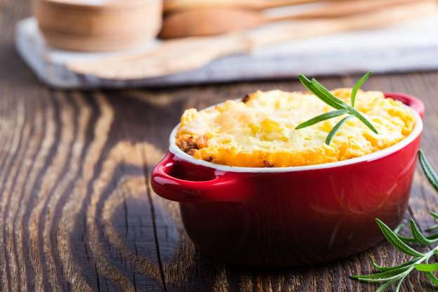 Món bánh thịt cừu (Anh): Món thịt cừu và rau củ với khoai tây nghiền là một món ăn nhanh tuyệt vời. Theo truyền thống của người Anh, đây là món ăn hoàn hảo cho một đêm mùa đông lạnh.