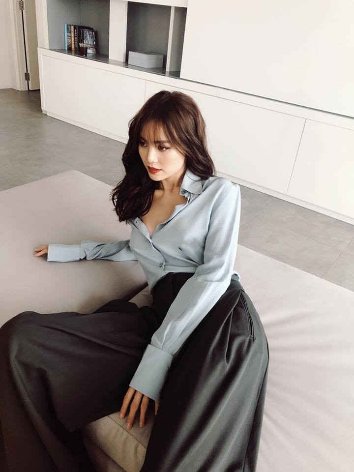 Mẫu áo sơ mi cũng được cô biến tấu rất sexy.