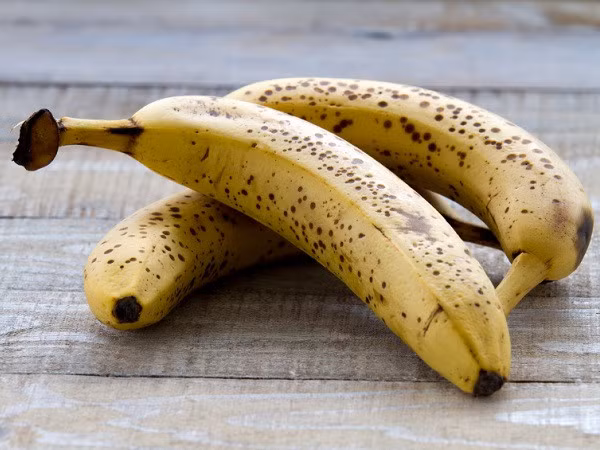 Chuối có chứa các vitamin C giúp tăng cường hệ miễn dịch, làm dịu cổ họng. Dùng chuối trong bữa ăn nhẹ buổi sáng khi bị cảm lạnh để đạt hiệu quả tốt nhất. 