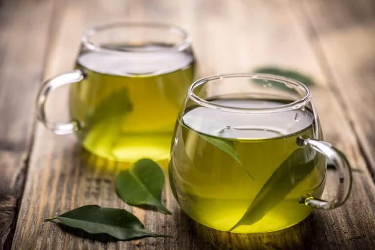 Trà xanh: Thức uống này giàu chất chống oxy hóa, giúp tăng cường hệ thống miễn dịch của bạn ngay cả khi bạn đã bị bệnh. Trà xanh cũng có thể giúp giảm các triệu chứng cảm lạnh như đau họng. 