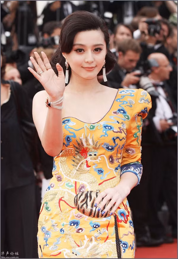 Kiểu tóc vấn cổ điển khiến nữ diễn viên nổi tiếng có phần già hơn hẳn tuổi thực.