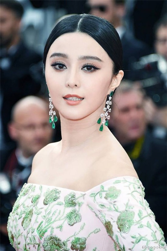 Trong ngày đầu tiên tại Cannes 68, Phạm Băng Băng xuất hiện trong chiếc đầm thùng thình với kiểu tóc búi ngôi giữa khiến cô trông kém sắc hơn.