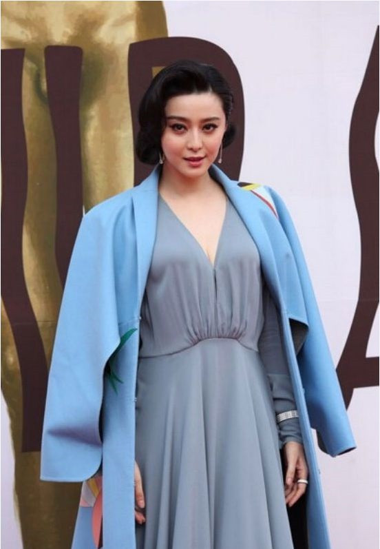 Lựa chọn chiếc váy đơn sắc thùng thình cùng kiểu tóc và lối trang điểm già dặn, nữ diễn viên nhận không ít lời chê bai.