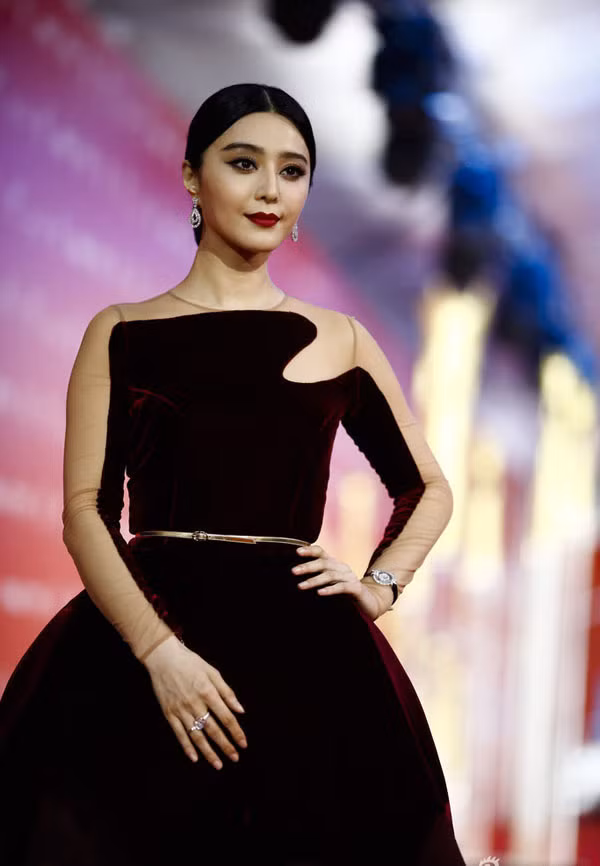 Trong một lần xuất hiện trên thảm đỏ, Phạm Băng Băng trông già nua hơn tuổi khi chọn kiểu tóc rẽ ngôi giữa, búi thấp, đặc biệt là đôi mắt được trang điểm đậm và sắc nét, son môi cùng tông đỏ thẫm với váy.
