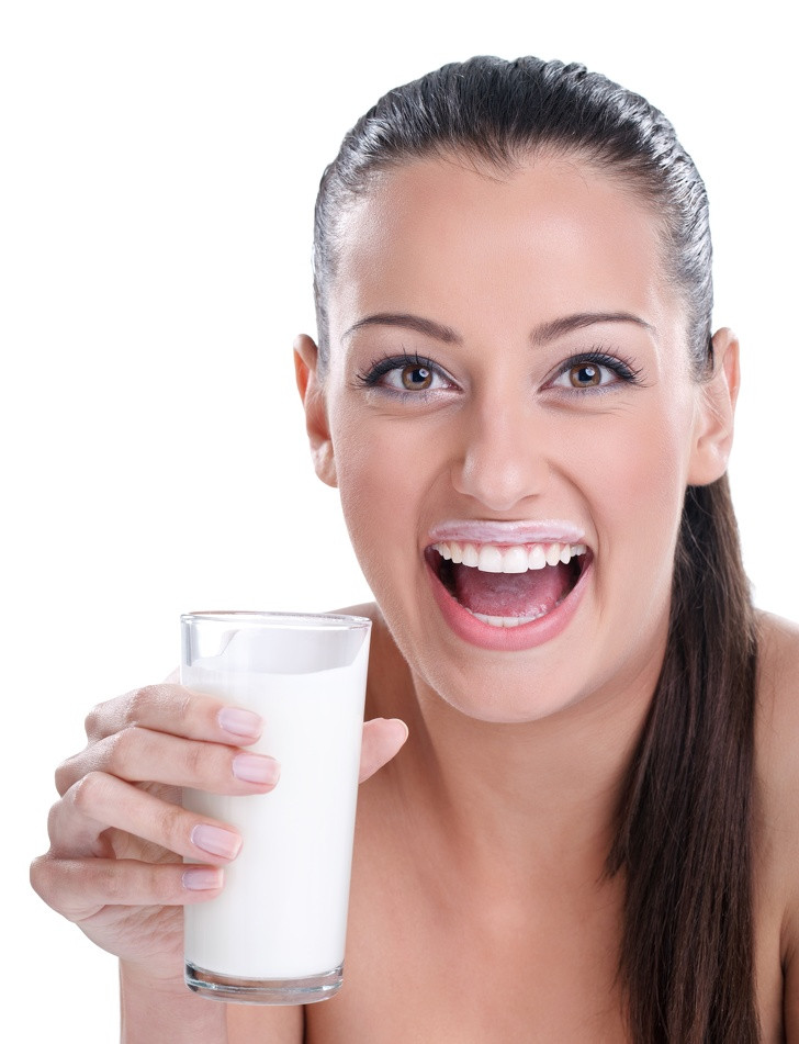 Sản phẩm sữa: Nghe có vẻ lạ nhưng các sản phẩm sữa cũng có thể kích thích việc sản xuất thêm bã nhờn. Các sản phẩm từ sữa được cơ thể chúng ta tiêu hóa dưới dạng dầu và mỡ, do đó, khiến chúng ta có mái tóc dính và mặt nổi mụn.