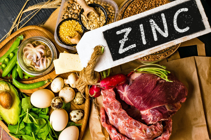 Thực phẩm giàu kẽm: Ăn các sản phẩm giàu kẽm có thể giúp chống lại việc sản xuất dầu của cơ thể bạn. Kẽm có sẵn trong thực phẩm tự nhiên như yến mạch, sinh vật có vỏ và trứng.