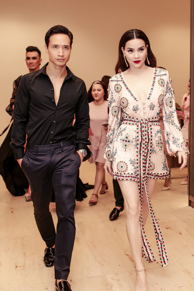 Trong một sự kiện cách đây không lâu, Kim Lý chọn trang phục kiểu dáng đơn giản tông đen còn Hà Hồ diện trang phục hồng nhạt khoét ngực sâu cuốn hút.