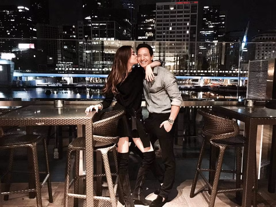 Cả hai ăn mặc rất phong cách và dành cho nhau những cử chỉ âu yếm.