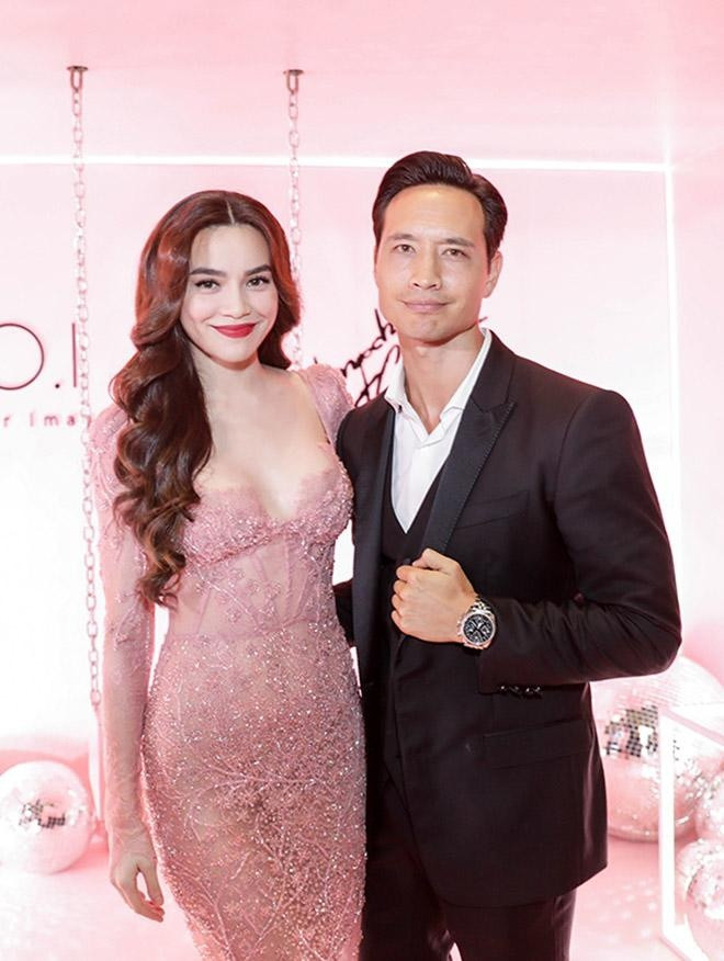 Hà Hồ mặc váy ren hồng ôm sát đầy gợi cảm xuất hiện bên Kim Lý diện vest đen lịch lãm.