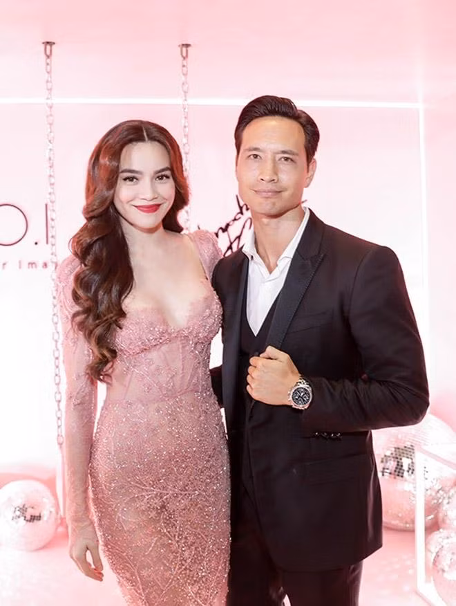 Hà Hồ mặc váy ren hồng ôm sát đầy gợi cảm xuất hiện bên Kim Lý diện vest đen lịch lãm.