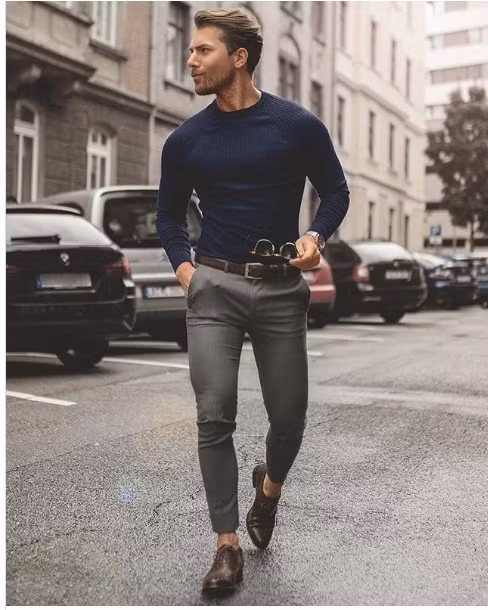 Áo thun dài tay hoặc áo len mỏng: Thời tiết mùa thu se lạnh khoác trên mình chiếc áo thun dài tay hoặc áo len mỏng trông bạn sẽ cực cool. Vừa trẻ trung năng động lại dễ mix đồ và thỏa thích layering với những trang phục khác là lí do bạn không nên bỏ qua món đồ này.