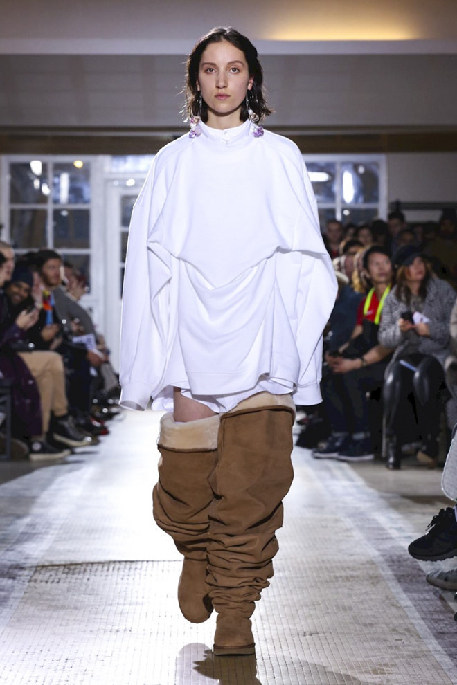 Mẫu boots nếp gấp, với phom dáng quá khổ của Y/Project đã tạo nên cơn sốt tại tuần lễ thời trang Paris thu đông 2018.