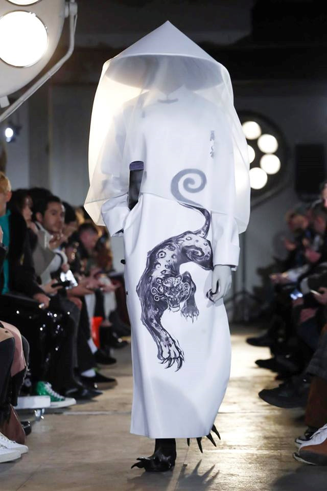 Ngoài ra, nhà mốt này còn trình diễn trang phục gam màu trắng kỳ bí với điểm nổi bật là mẫu giày lấy cảm hứng từ đôi chân đầy móng vuốt của những chú hổ.