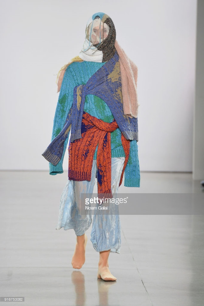 Tại show của Ka Wa Key thuộc bộ sưu tập Asia Fashion Collection, người mẫu không chỉ đi chân trần, mà còn diện trang phục mix-match nhiều tầng lớp, thể hiện tinh thần ngẫu hứng.