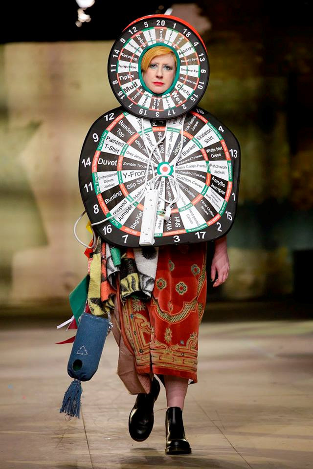 Ngoài ra, một bộ cánh khác không kém phần quái dị, khi được thiết kế với hình ảnh những tấm bảng trong trò chơi phóng phi tiêu. Phụ kiện đi kèm set đồ lạ mắt này là ổ cắm điện. 