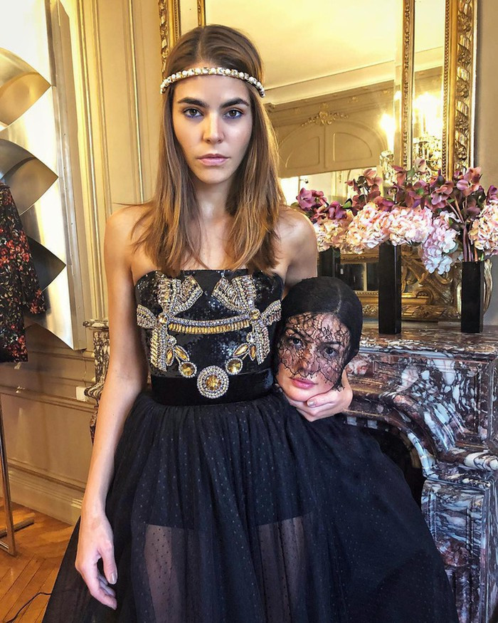 Sau show diễn đầy tranh cãi của nhà mốt Gucci tại Milan Fashion Week, các tín đồ thời trang thế giới đều nhanh chóng chụp ảnh theo phong cách đặc biệt này.