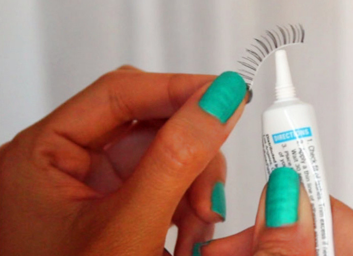 Dùng quá nhiều keo gắn lông mi giả: Khi gắn lông mi giả, bạn cần dùng đúng lượng keo và không lạm dụng nó. Nhiều phụ nữ lạm dụng keo gắn mi làm do hang mi giả trở nên xấu xí.