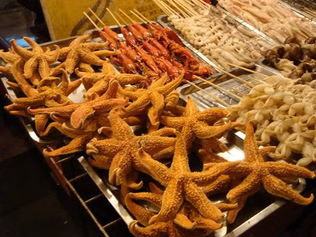 Ngày nay, sao biển được phơi khô và trở thành một món ăn vặt ở hầu hết các địa điểm du lịch nổi tiếng tại Bắc Kinh.