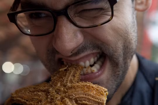 Rất nhiều khách du lịch nước ngoài cũng tò mò thử món ăn Trung Quốc này.