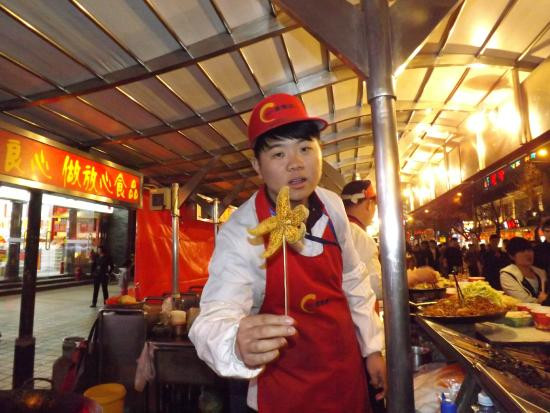 Đầu bếp vừa chiên xong con sao biển này cho khách.