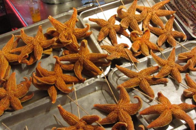 Dù vậy, món ăn này vẫn thu hút được nhiều du khách nếm thử vì hình thức bắt mắt của nó.