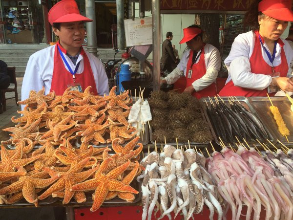 Theo những người bán hàng ở đây, cách ăn sao biển gần giống như ăn cua, phần thịt có mùi vị giống như não của con cua, bên trong rất mọng nước, mềm, đôi khi còn có mùi vị giống như những con nhím biển.