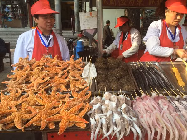 Theo những người bán hàng ở đây, cách ăn sao biển gần giống như ăn cua, phần thịt có mùi vị giống như não của con cua, bên trong rất mọng nước, mềm, đôi khi còn có mùi vị giống như những con nhím biển.