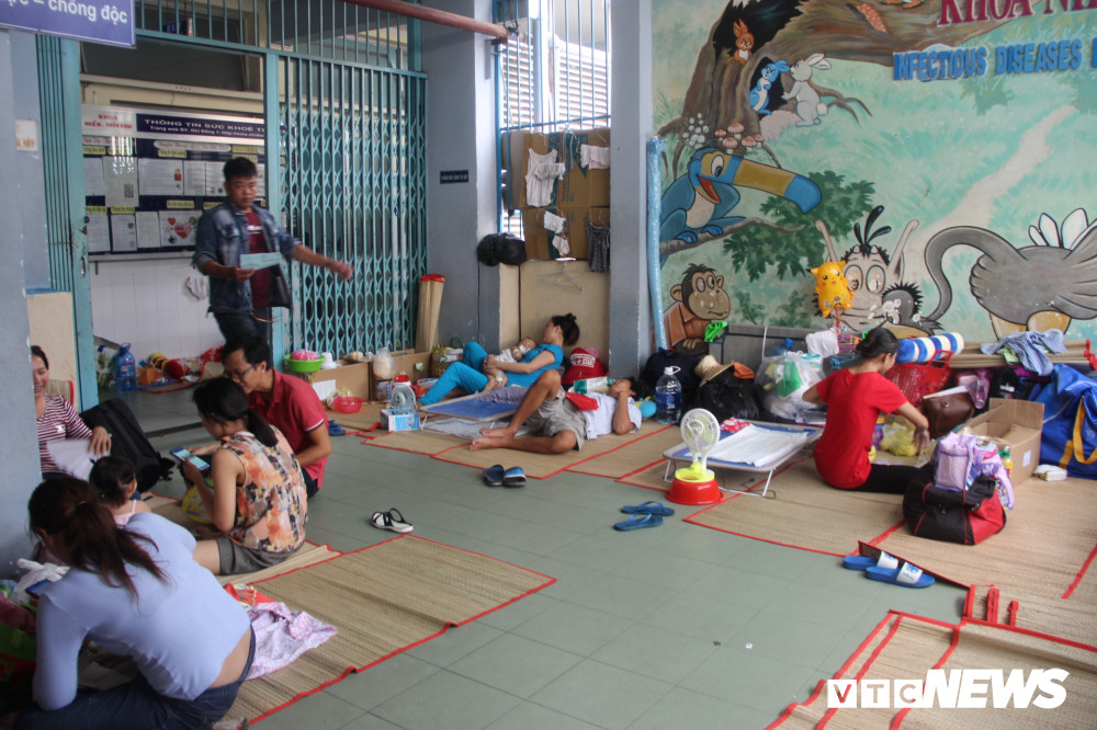 Bác sĩ Trương Hữu Khanh Trưởng khoa nhiễm - thần kinh, Bệnh viện Nhi Đồng 1 cho biết, đây đang là thời điểm bắt đầu của mùa dịch tay chân miệng, nên số trẻ nhập viện có thể sẽ còn tăng lên.