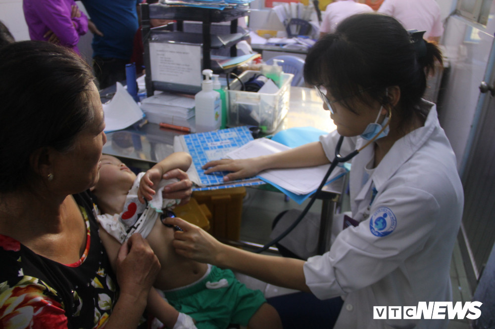 Để có đủ giường bệnh, không gian cho bệnh nhi, khoa nhiễm - thần kinh còn phải cải tạo căng tin Bệnh viện Nhi Đồng 1 thành 3 phòng bệnh. Ba phòng này đang có 50 trẻ đang điều trị và có thể kê thêm 50 giường nữa nếu trẻ nhập viện vẫn tăng lên.