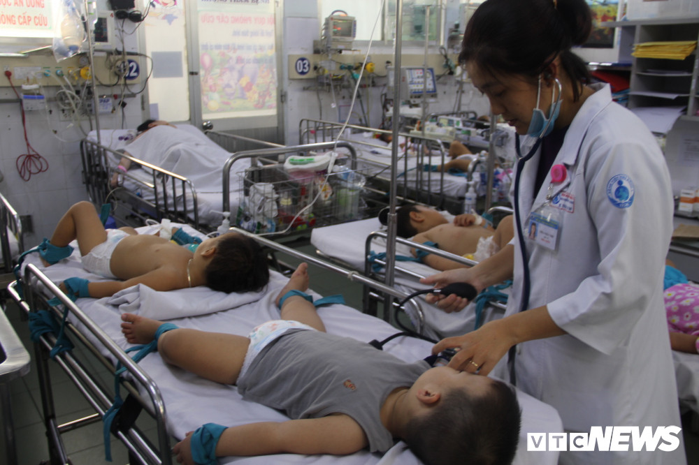 Hiện khoa đang điều trị cho 140 trẻ, trong đó có trên 20 ca nặng, phải thở máy, theo dõi liên tục.