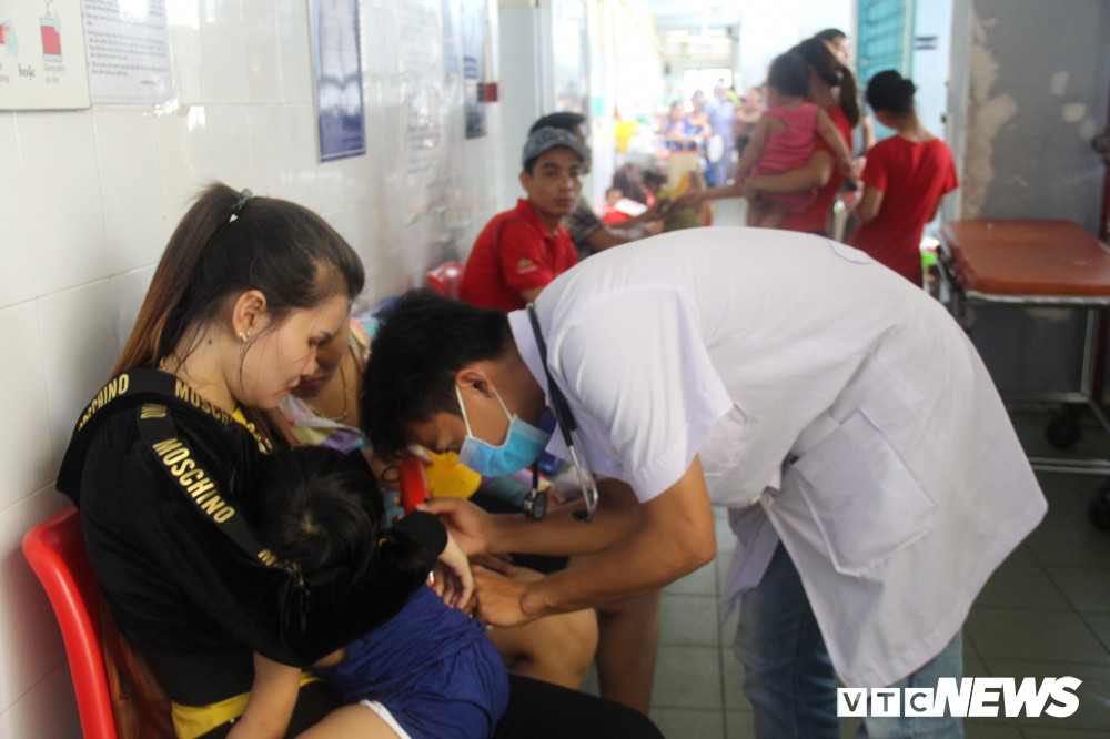 Để kịp thời cứu chữa cho các bệnh nhi, y bác sĩ khoa nhiễm - thần kinh không nghỉ phép trong thời gian này. Bệnh viện Nhi Đồng 1 cũng huy động sinh viên y khoa trực sớm hơn và về trễ hơn để phụ giúp bác sĩ.