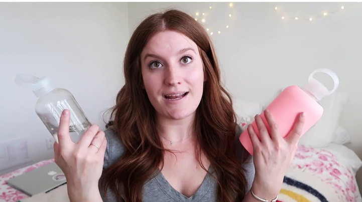 Mang theo một chai nước: Hầu hết chúng ta đều biết thói quen uống nhiều nước rất tốt cho cơ thể. Nhưng không phải tất cả chúng ta đều nhớ thực hiện. Do vậy, hãy luôn để một chai nước trong túi để làm dịu cơn khát và nuôi dưỡng da ngay từ bây giờ.