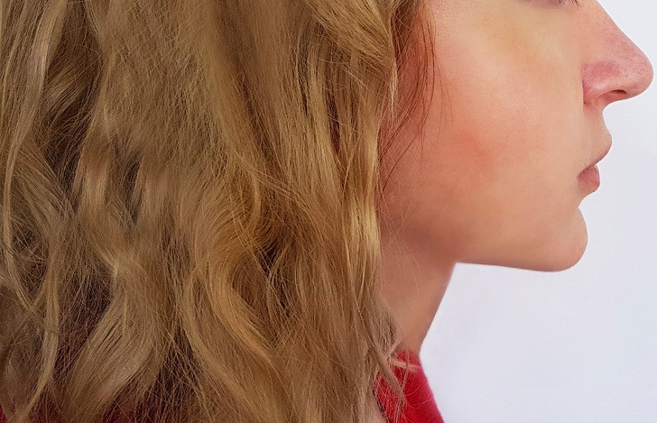 Giữ điện thoại thông minh ở tầm mắt: Thói quen giữ sách hoặc điện thoại thông minh trên tầm mắt sẽ giúp ngăn ngừa sự xuất hiện sớm của các nếp nhăn và tình trạng cằm đôi.