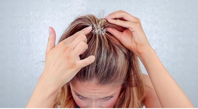 Buộc tóc quá chặt: Việc buộc tóc quá chặt sẽ làm hư hại cấu trúc tóc khiến nó trở nên giòn dễ gãy. Nếu không thể tránh kiểu tóc này, tốt hơn là nên sử dụng dây buộc tóc xoắn ốc. 