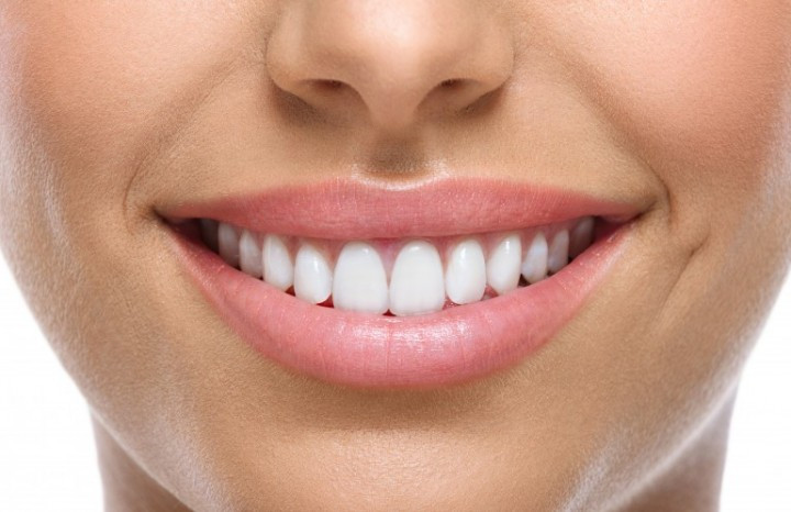 Răng yếu hơn, ít nhạy cảm hơn. Điều này xảy ra vì ngà răng, một mô bị vôi hóa phát triển khi thời gian trôi qua. Độ nhạy cảm giảm khiến bạn khó nhận ra răng của mình có vấn đề gì. Vì vậy, bạn nên đến thăm nha sĩ thường xuyên.