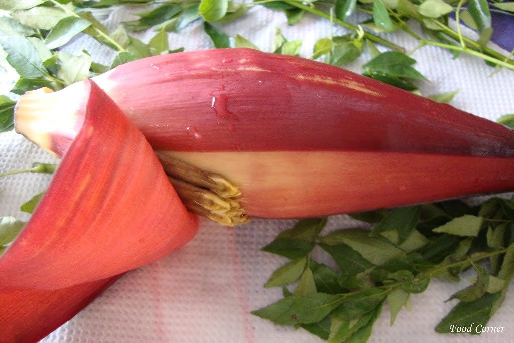 Hoa chuối rừng có màu sắc đỏ đậm hơn nhiều so với hoa chuối nhà vườn. Đây là sản phẩm mà núi rừng hào phóng ban tặng cho đồng bào miền núi trong mùa đông vốn thiếu rau tươi.