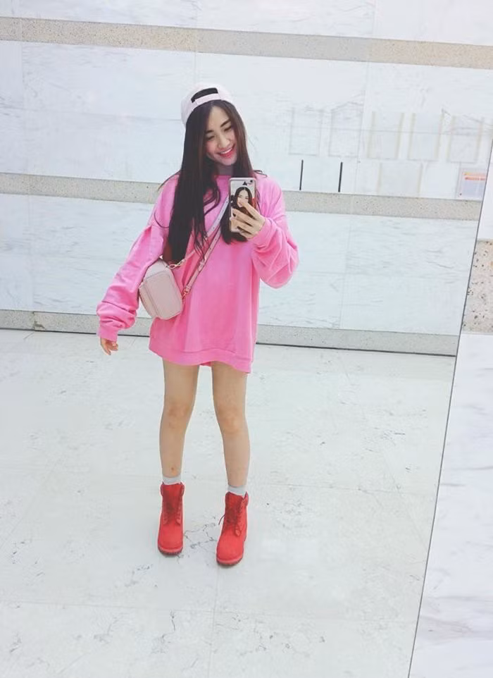 Không chỉ mặc đẹp hơn, nữ ca sĩ còn biến hóa đa dạng với nhiều style trẻ trung, cá tính.