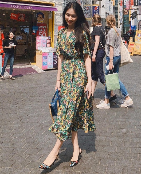 Những chiếc đầm suông dài là lựa chọn số một của Hoà Minzy trong những chuyến du lịch.