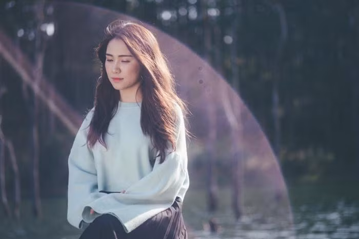 Kể từ ngay thay đổi phong cách, Hòa Minzy chăm diện váy dài điệu đà hơn. Bên cạnh đó, phong cách trang điểm cũng được nữ ca sĩ đặc biệt quan tâm để tạo nên tổng thể hài hòa cho trang phục.