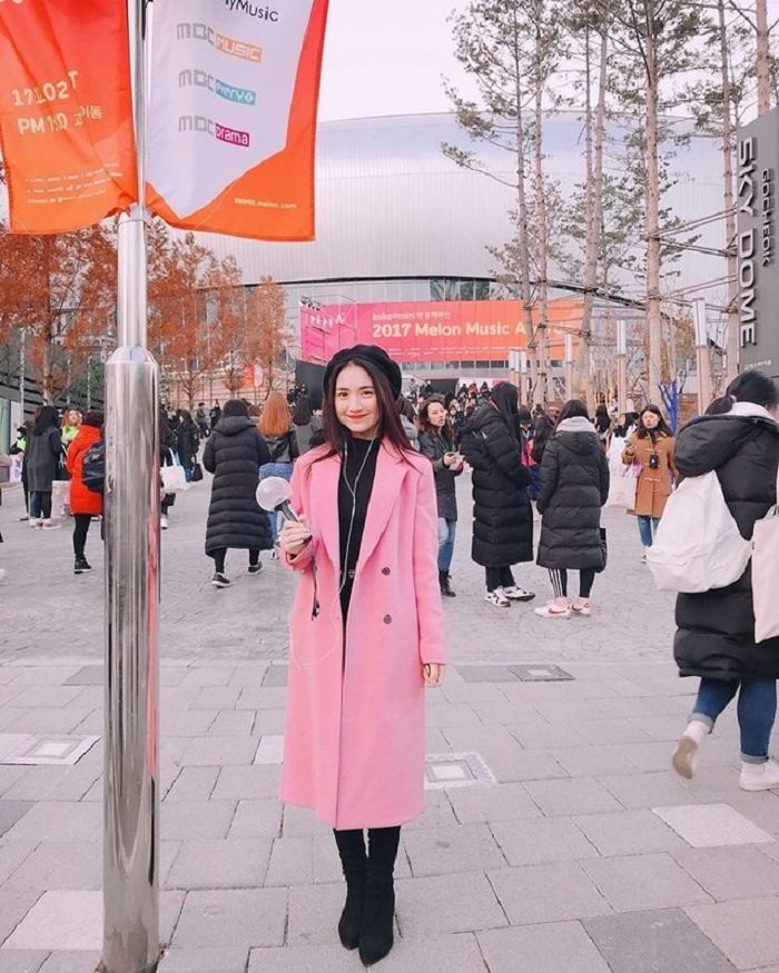 Chọn áo khoác dáng dài vừa đủ, Hòa Minzy sẽ tránh được lỗi bị trang phục "nuốt chửng" chiều cao vốn đã khiêm tốn của cô.