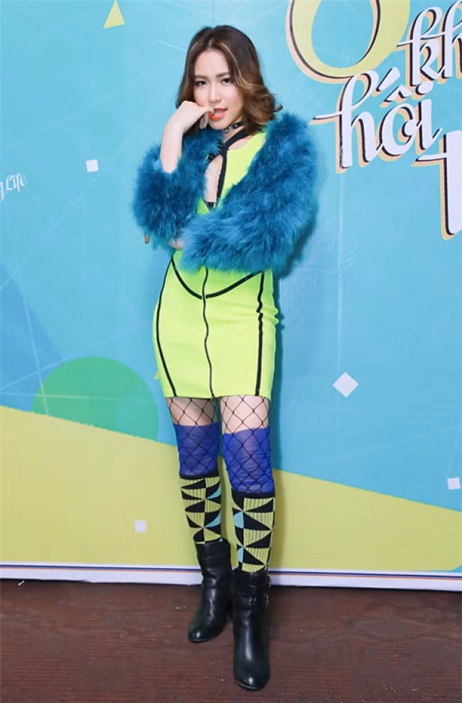 Suốt một thời gian khá dài, Hòa Minzy thường xuyên lọt top sao xấu, thảm họa thời trang vì những bộ trang phục thiếu tinh tế, để lộ vóc dáng kém thon gọn của mình.