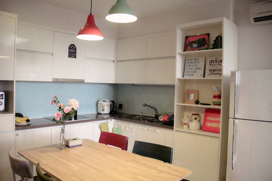 Gian bếp được cô sắp xếp ngăn nắp.