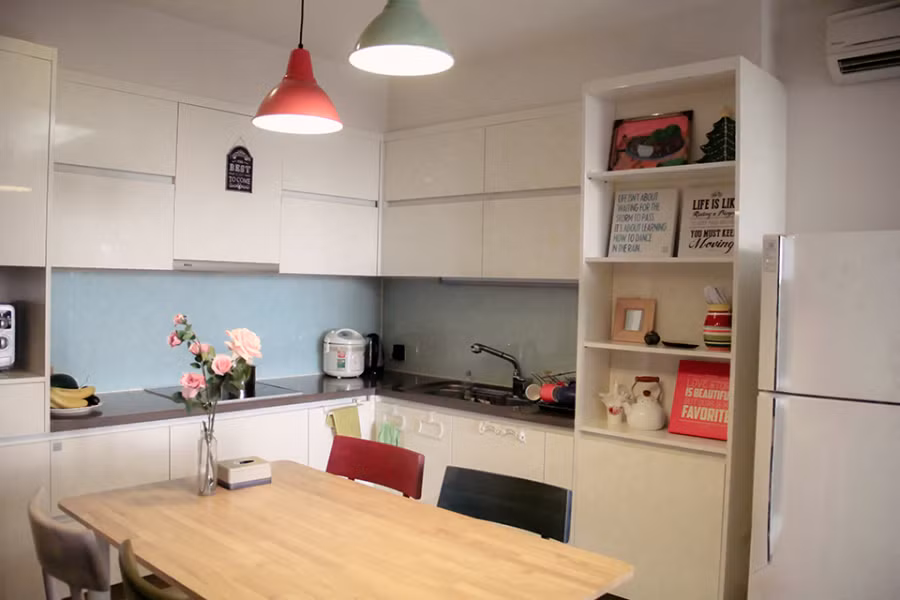 Gian bếp được cô sắp xếp ngăn nắp.